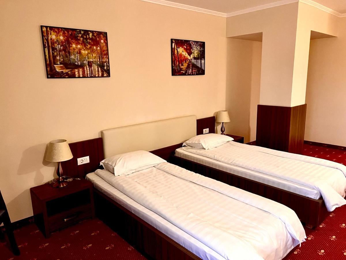 Complex Azar Hotel Galaţi Exterior foto
